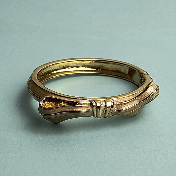 RIBBON BOW Enamel Bow Shape Hinged Bangle Bracelet Cream Tan Gold Plated Tone - Picture 6 of 7